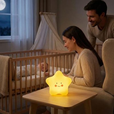 Bébé endormi avec veilleuse bebe etoile design dessin anime securitaire chambre campagne