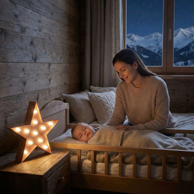Bébé endormi avec veilleuse bebe etoile design etoile rose energie piles chalet montagne