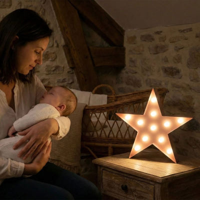 Bébé endormi avec veilleuse bebe etoile design étoile rose transportable chalet