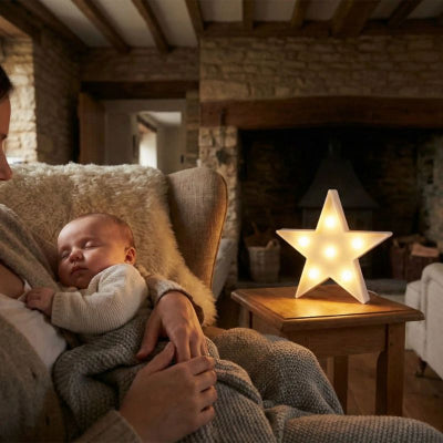 Bébé endormi avec veilleuse bebe etoile design jaune étincelante consolante apaisante chalet campagne