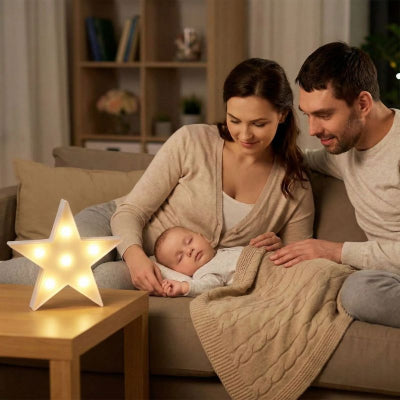 Bébé endormi avec veilleuse bebe etoile design jaune etincelante rassurante chaleureuse salon