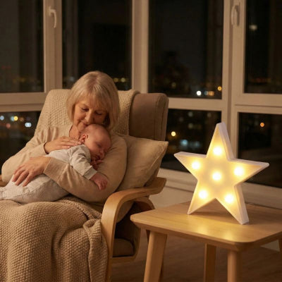 Bébé endormi avec veilleuse bebe etoile design jaune etincelante securitaire douce appartement grand-mère