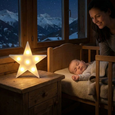 Bébé endormi avecveilleuse bebe etoile design jaune etincelante tranquillisante relaxante chalet montagne