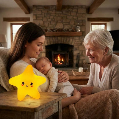 Bébé dort bras maman veilleuse bebe etoile design jaune visage souple maison campagne famille