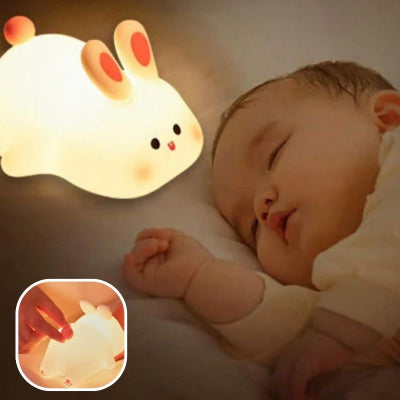 Bébé-dormant-dans-son-lit-à-côté-de-sa-veilleuse-bébé-en-forme-allongée-de-lapin-éclairant-son-visage-et-le-réconfortant
