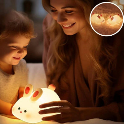 Maman-et-son-jeune-enfant-tenant-entre-leurs-mains-la-veilleuse-bébé-éclairée-d-une-lumière-douce-et-réconfortante-les-rendant-heureux