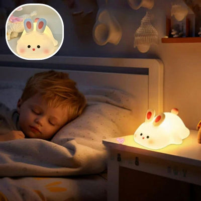 Jeune-enfant-se-reposant-dans-son-lit-et-s-étant-paisiblement-endormi-grâce-à-la-lumière-de-sa-veilleuse-bébé-en-forme-de-lapin-rassurante-et-réconfortante