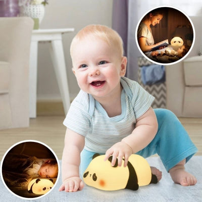 Bébé-souriant-s-amusant-sur-un-tapis-au-salon-avec-sa-veilleuse-bébé-allumée-en-forme-de-panda-chaleureux