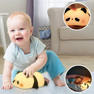Bébé-jouant-dans-son-salon-sur-un-tapis-avec-sa-veilleuse-bébé-en-silicone-en-forme-de-panda