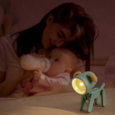 Maman-donnant-le-biberon-à-son-jeune-bébé-à-coté-duquel-est-posée-sa-veilleuse-bébé-cerf-verte-articulé-lumière-douce.