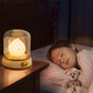 Jeune-enfant-dormant-paisiblement-dans-son-lit-éclairé-par-sa-veilleuse-bébé-rétro-douce-à-minuterie
