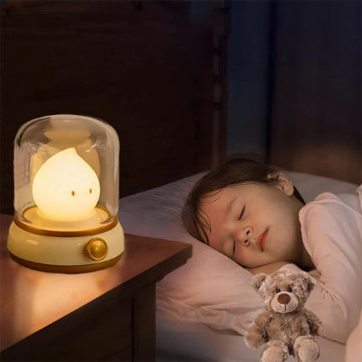 Jeune-enfant-dormant-paisiblement-dans-son-lit-éclairé-par-sa-veilleuse-bébé-rétro-douce-à-minuterie