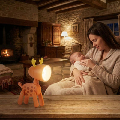 Bébé dort bras maman éclairé veilleuse cerf design orange rassurante salon maison campagne
