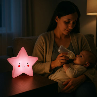 Bébé prend biberon bras maman éclairé veilleuse etoile bebe rose attendrissante