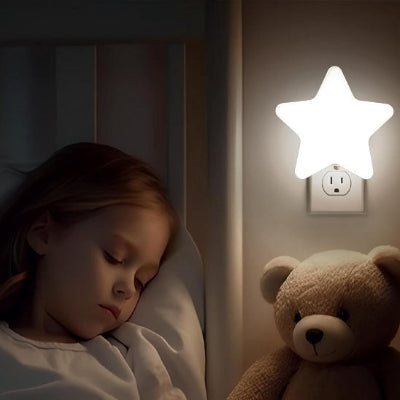 Jeune-fille-dormant-dans-son-lit-paisiblement-éclairée-par-sa-veilleuse-murale-bébé-blanche-douce-lumineuse-en-forme-d-étoile-reposante