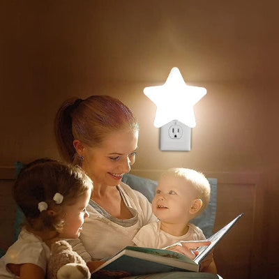 Maman-dans-sa-chambre-racontant-une-histoire-à-ses-2-bébés-éclairée-par-sa-veilleuse-murale-bébé-blanche-douce-en-forme-d-étoile