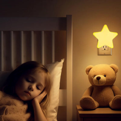 Jeune-fille-se-reposant-dans-son-lit-rassurée-par-la-lumière-de-sa-veilleuse-murale-bébé-jaune-en-forme-d-étoile.