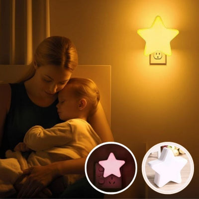 Maman-tenant-tendrement-son-bébé-dans-ses-bras-rassuré-par-sa-veilleuse-murale-bébé-jaune-éclairée-insérée-dans-une-prise.