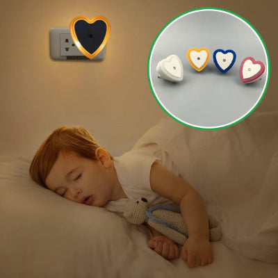 Jeune-enfant-s-étant-endormi-paisiblement-dans-son-lit-éclairé-par-sa-veilleuse-murale-multicolore-en-forme-de-cœur.