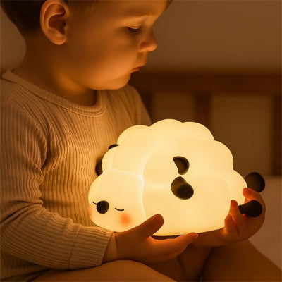 Bébé regarde veilleuse nouveau né design mouton eclairage modulable doux chambre