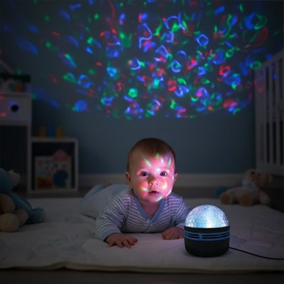 Bébé allongé chambre admiratif veilleuse projecteur bébé vagues eau colorées dansantes